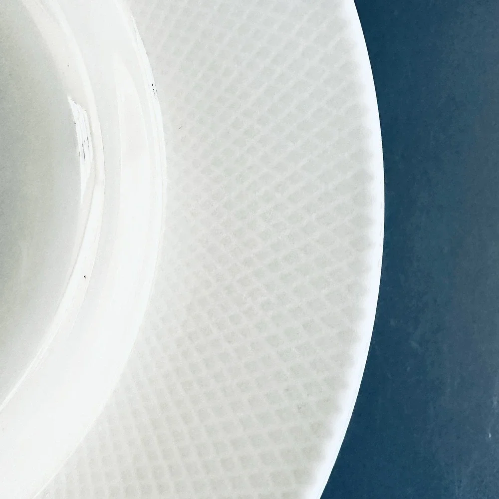 4 Pottery Barn Bowls TEXTURED White Rim Porcelain Soup Bowl‎ Set 4 Rimmed 8.75